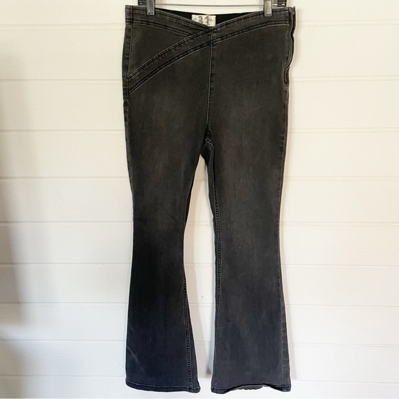 We The Free High Rise Crossover Waistband Stretchy Flared Washed Black Jeans 31 - Picture 1 of 10